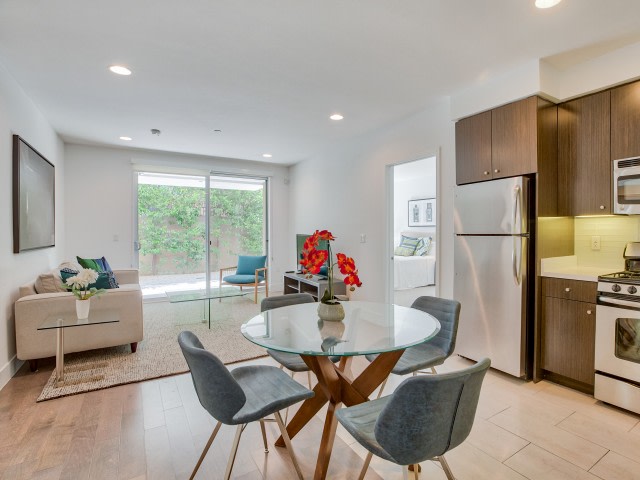 1800 Whitley Image 19