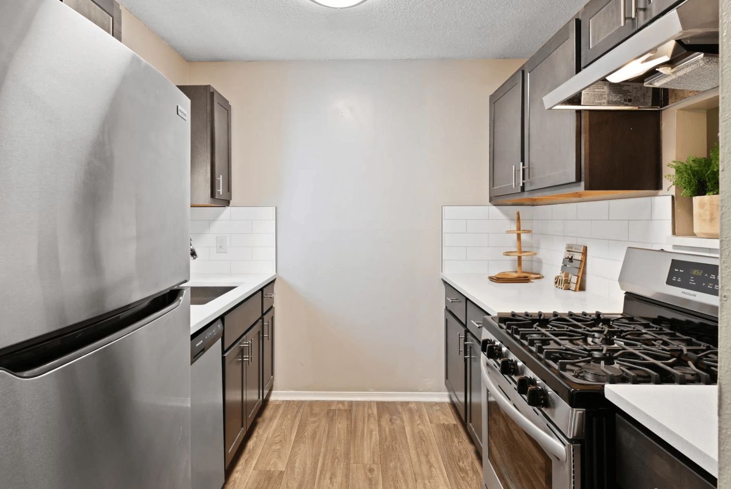 300 Riverside Apartment Homes Image 16