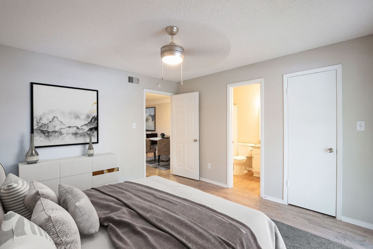 Summit at Hyde Park Apartments Image 16