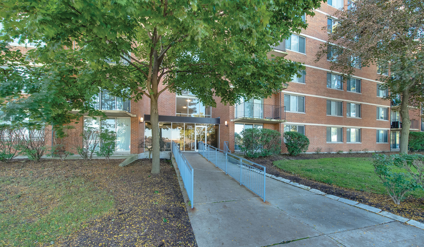 2200 Grace Image 12