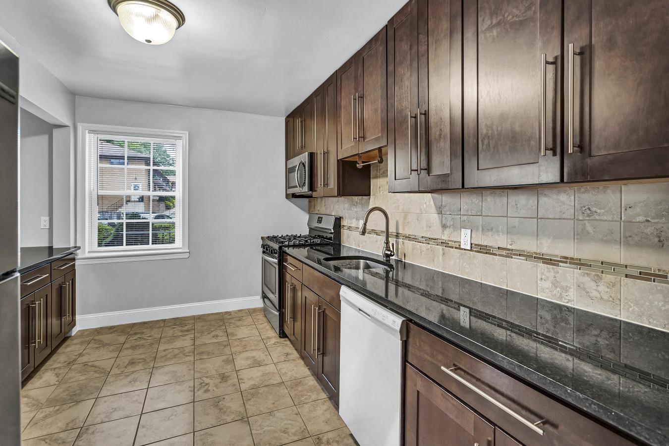 Verona Plaza Apartments Image 6