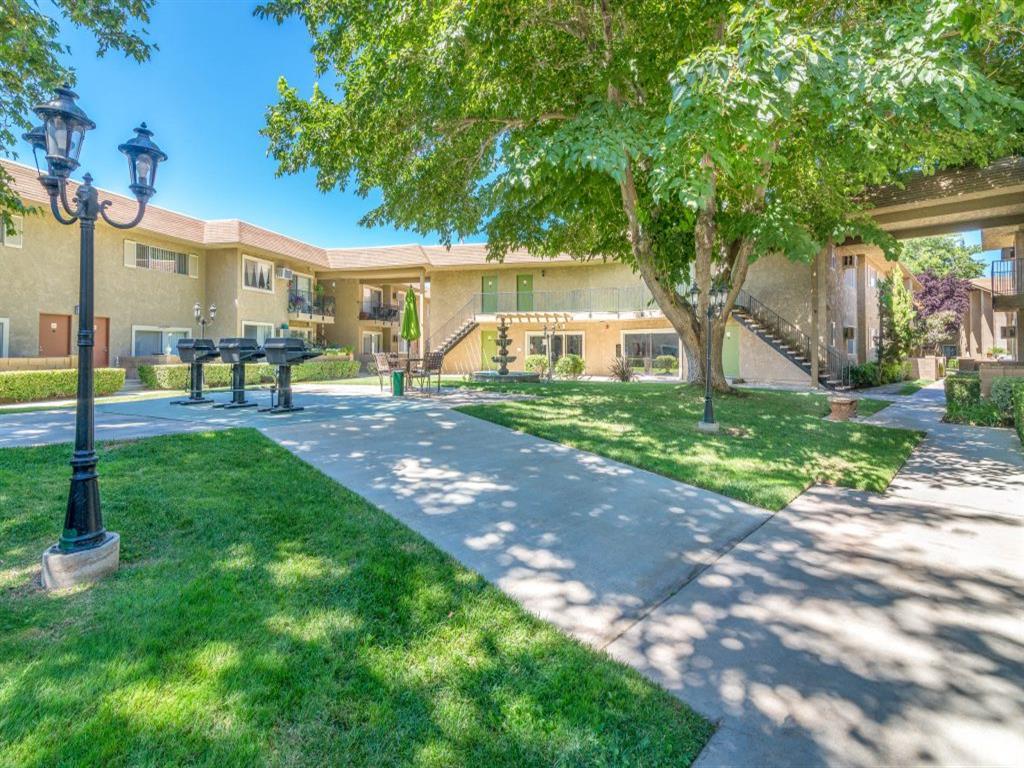 Racquet Club Apartments Image 36