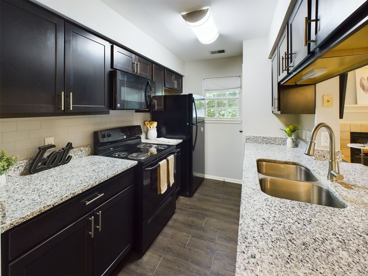 Lakeshore Apartments Image 7