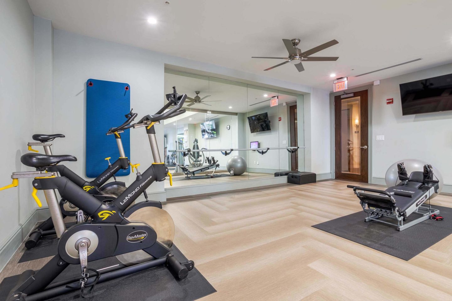 7 Riverway Image 32