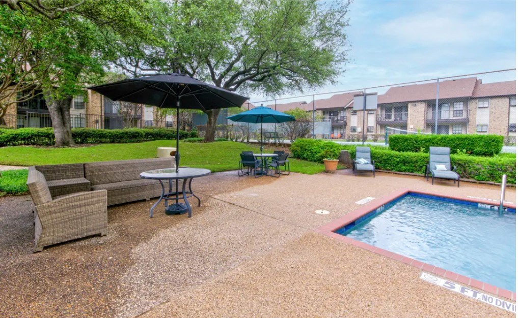The Courtyard Image 11