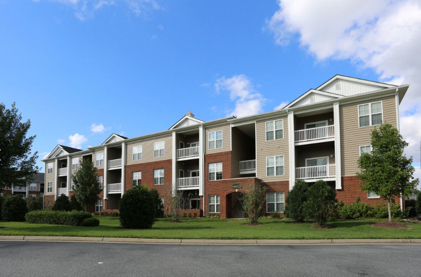 Eagle Harbor Apartments Image 1