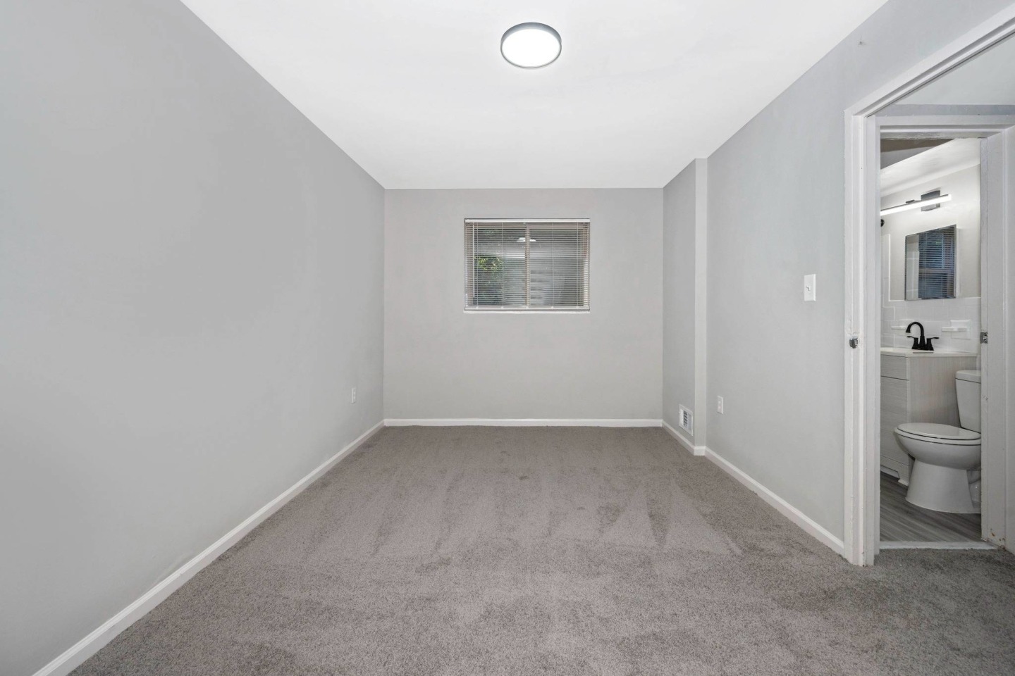 Emerald Apartments Image 16