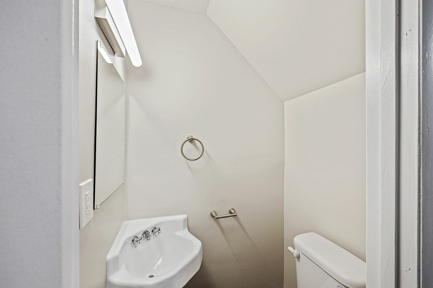 Beacon Pointe Apartments & Townhomes Image 16