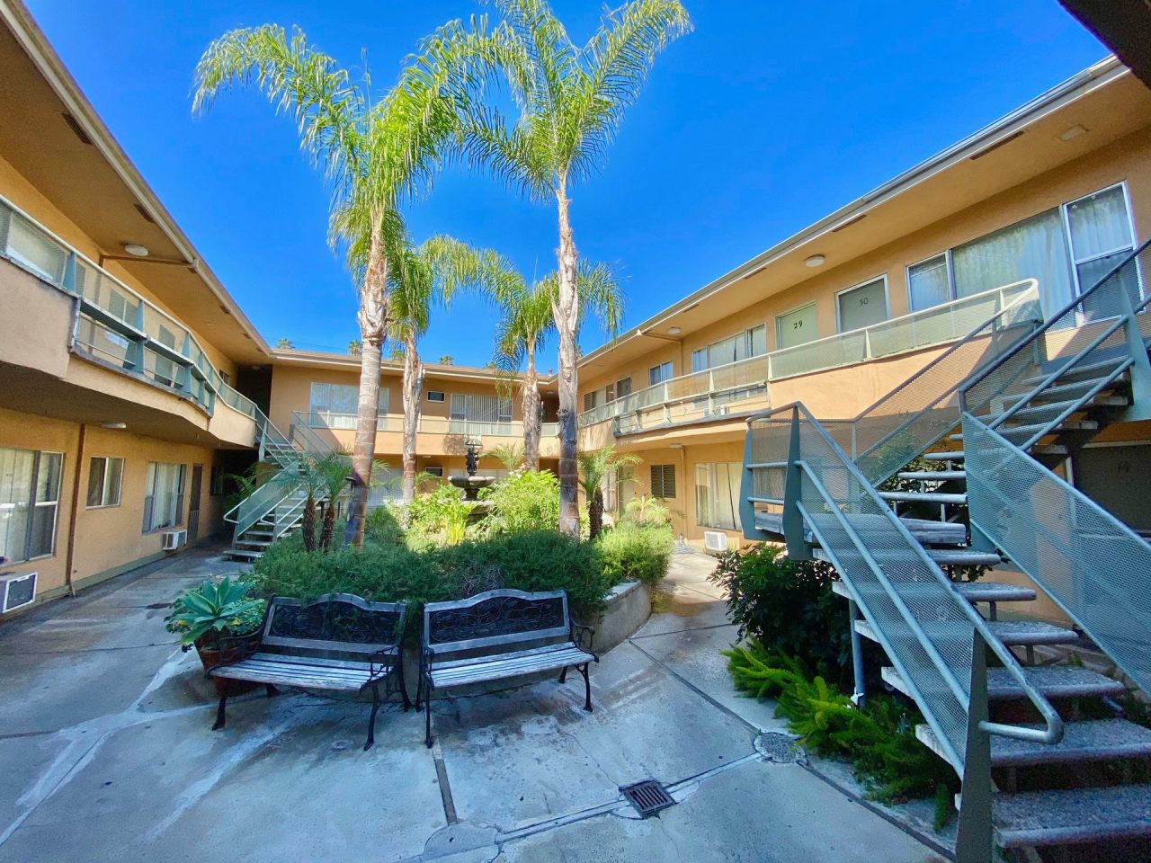 351 S. Manhattan Pl. Image 5