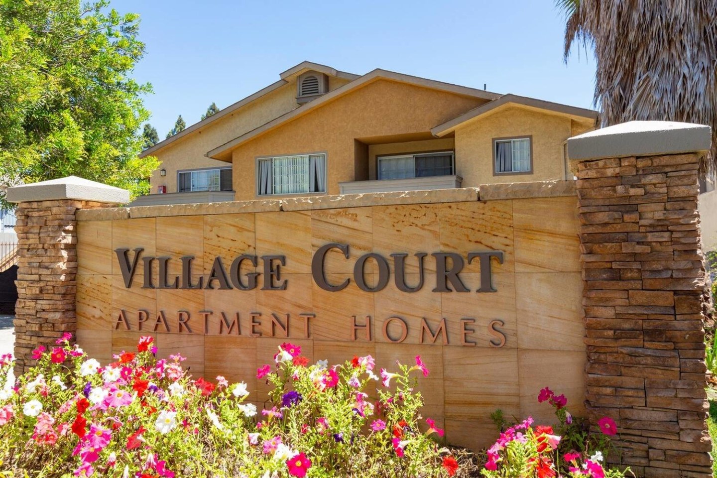 Elán Village Court Apartment Homes Image 2