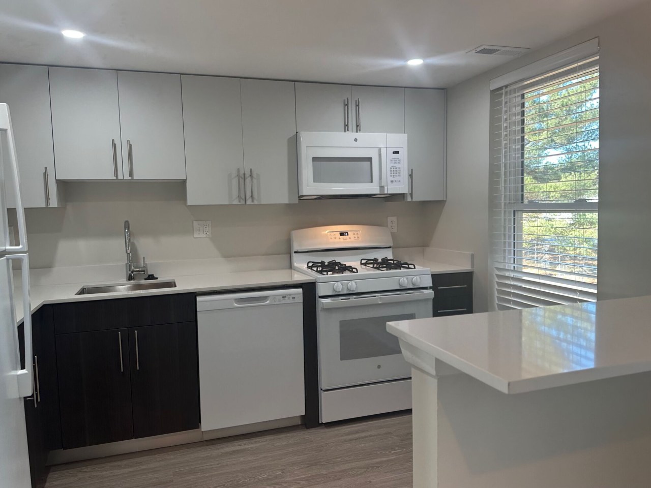 Lakeside Apartments Image 3