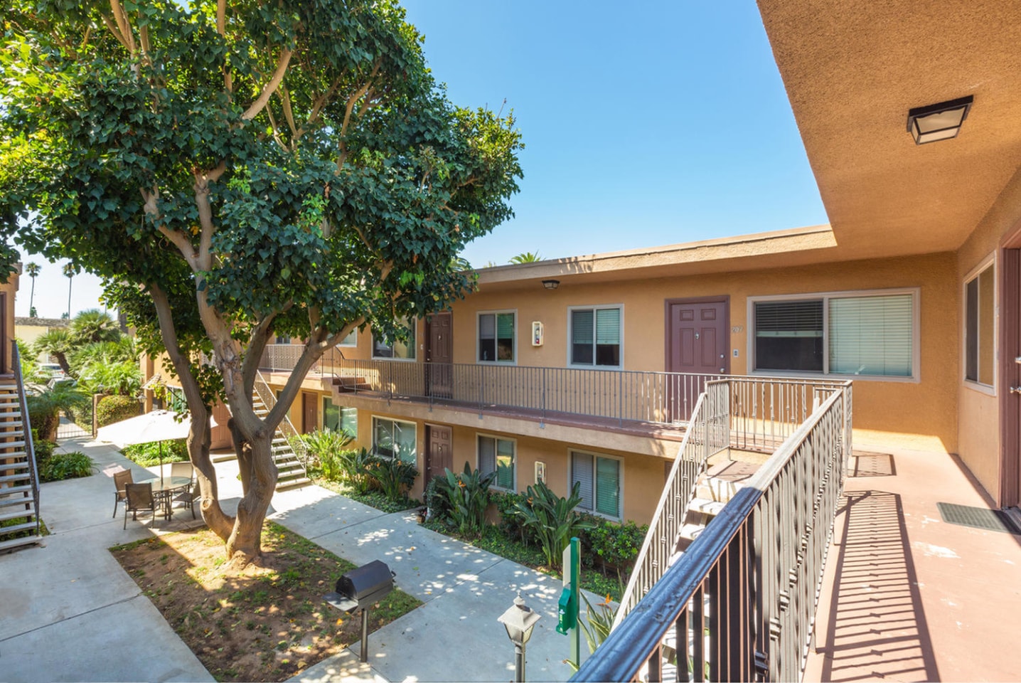 Elan the Palms Apartment Homes Image 14