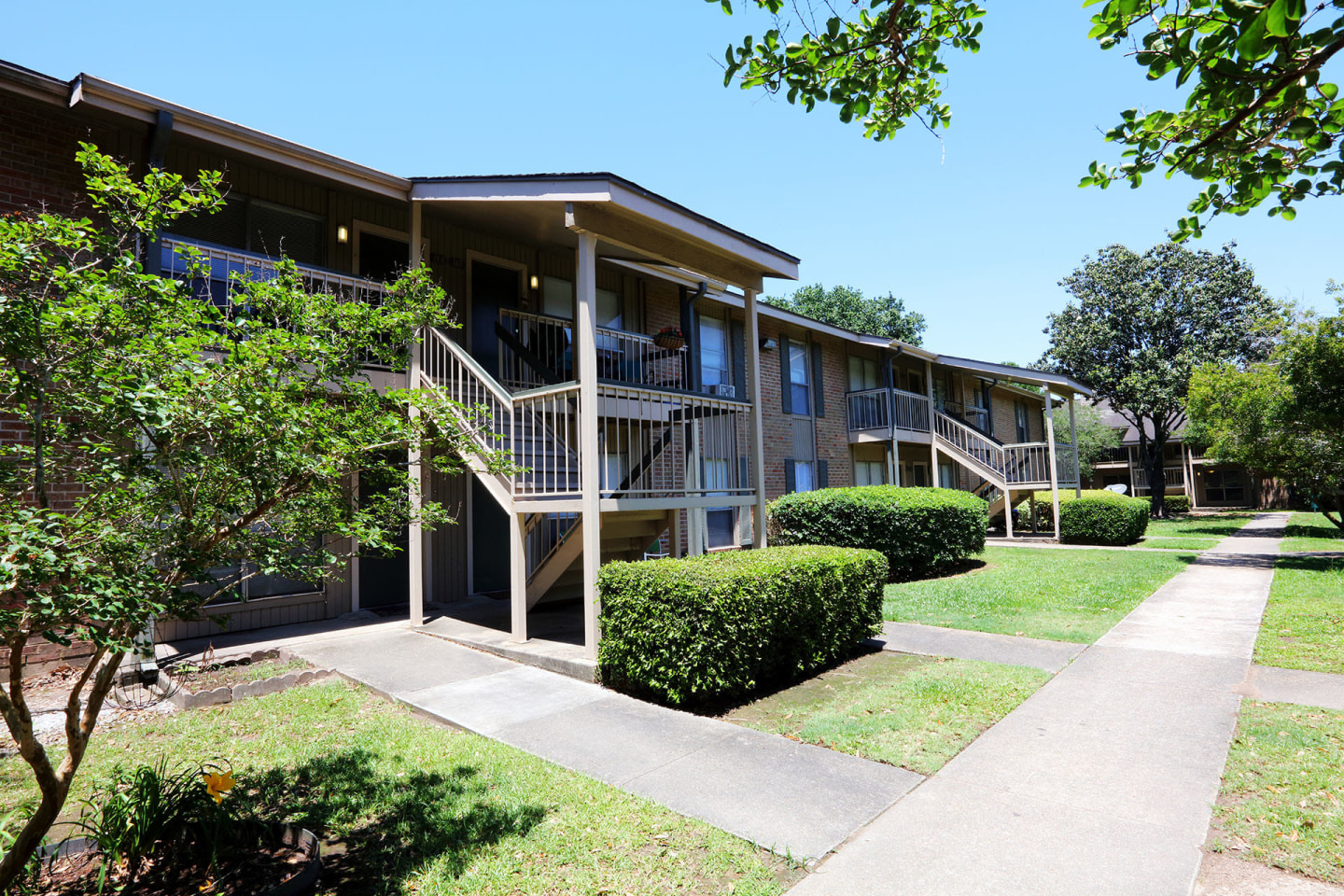 Diamond Lakes Apartment Homes Image 17