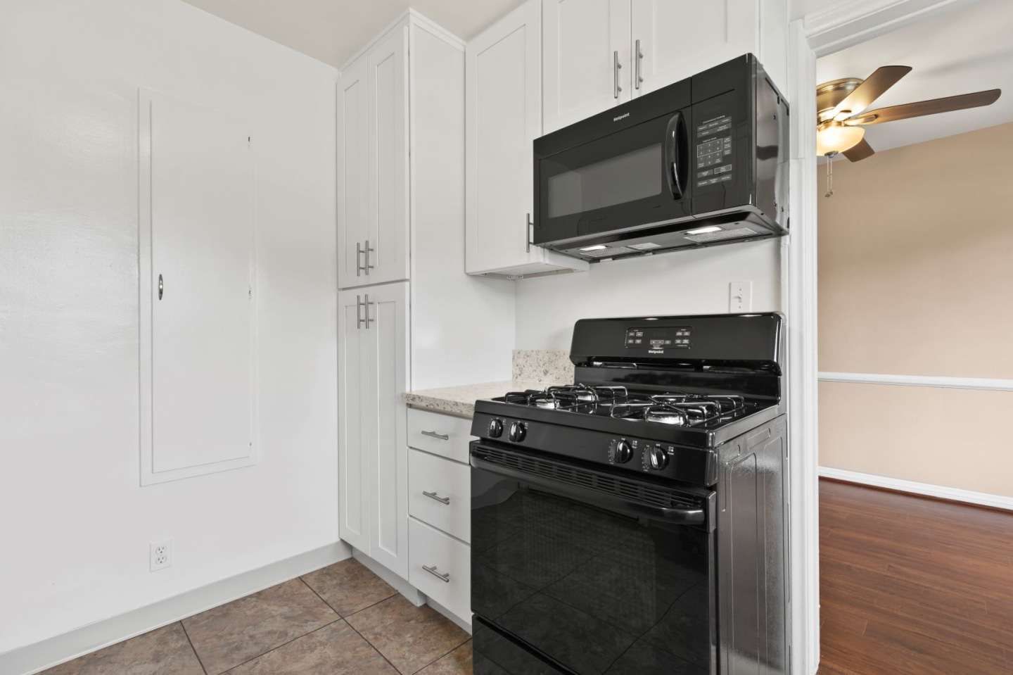 Colonial Manor Image 31
