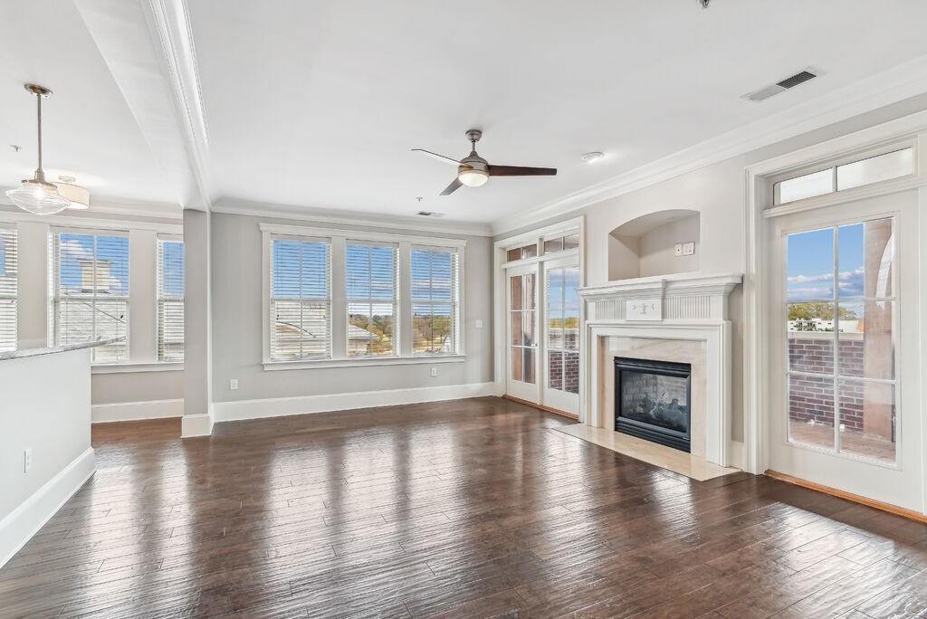 2100 Queens Image 3