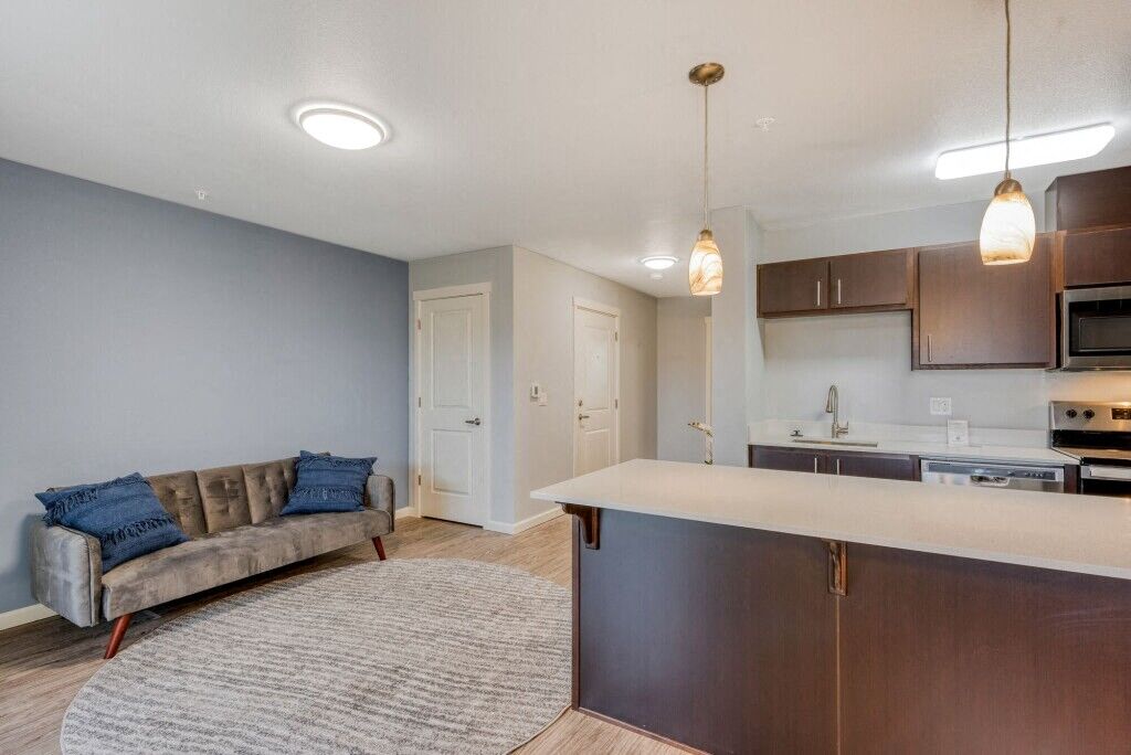 Queen Court Apartments Image 37