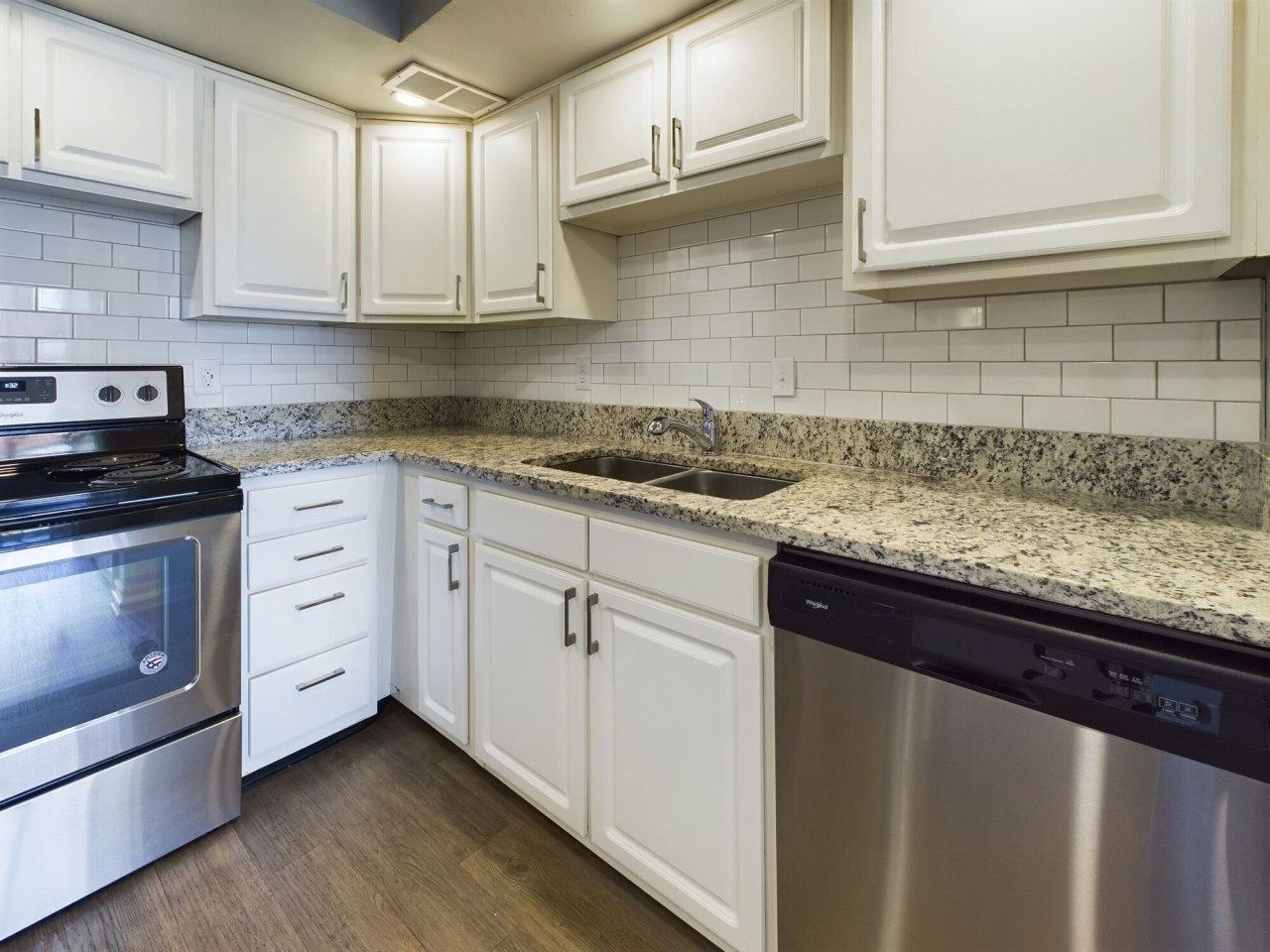 Edgewater Apartments Image 7