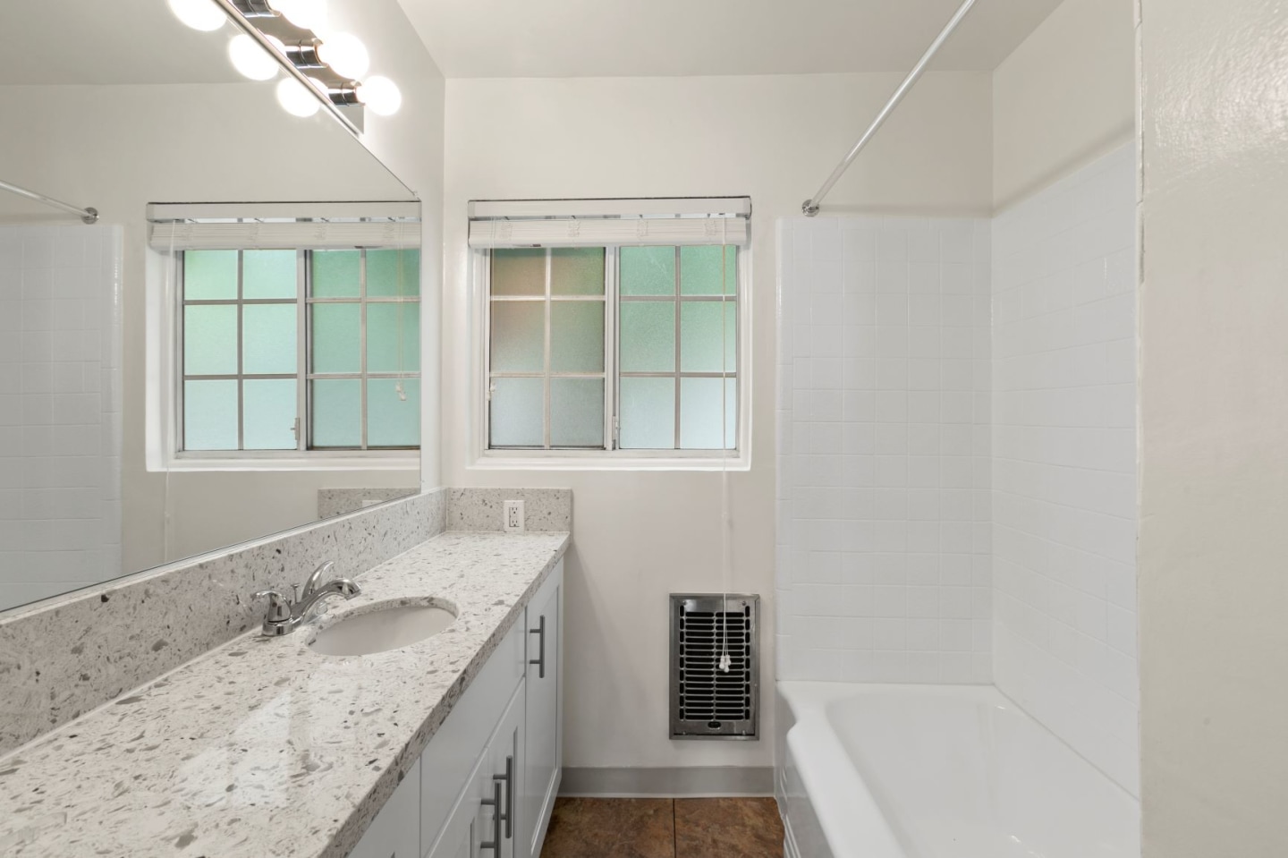 Colonial Manor Image 35