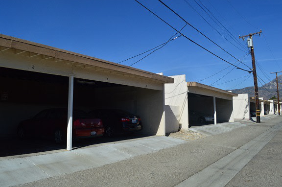 Country Club Apartments Image 11