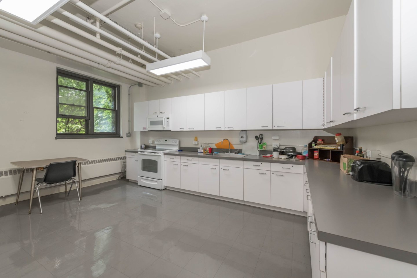 Co Living- 5748 Blackstone Image 4
