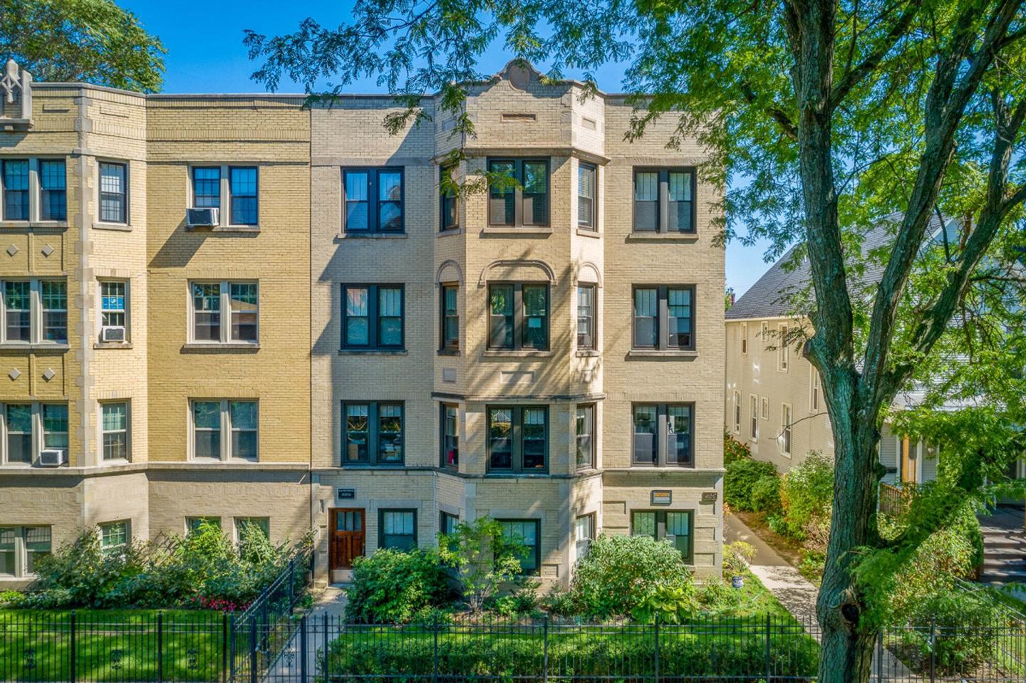 4863-67 N Hermitage Image 2