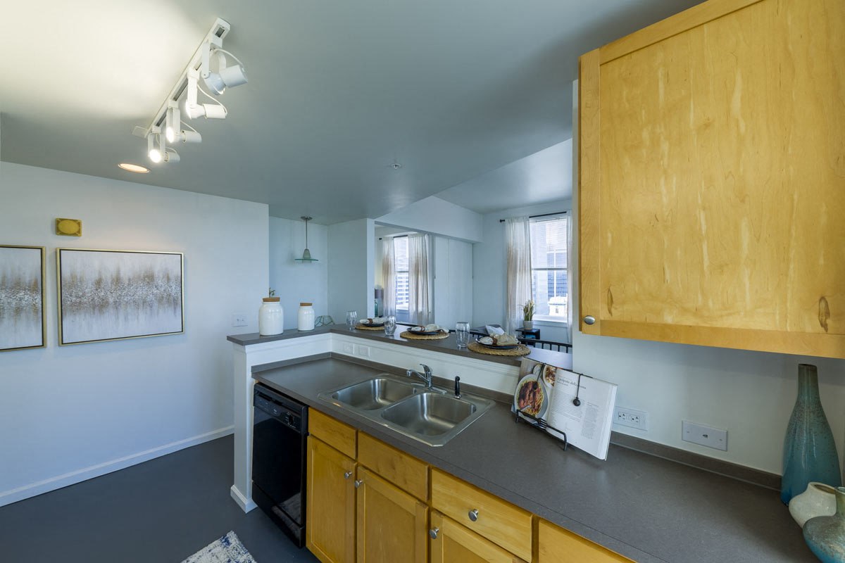 11 East Forsyth Apartments Image 8