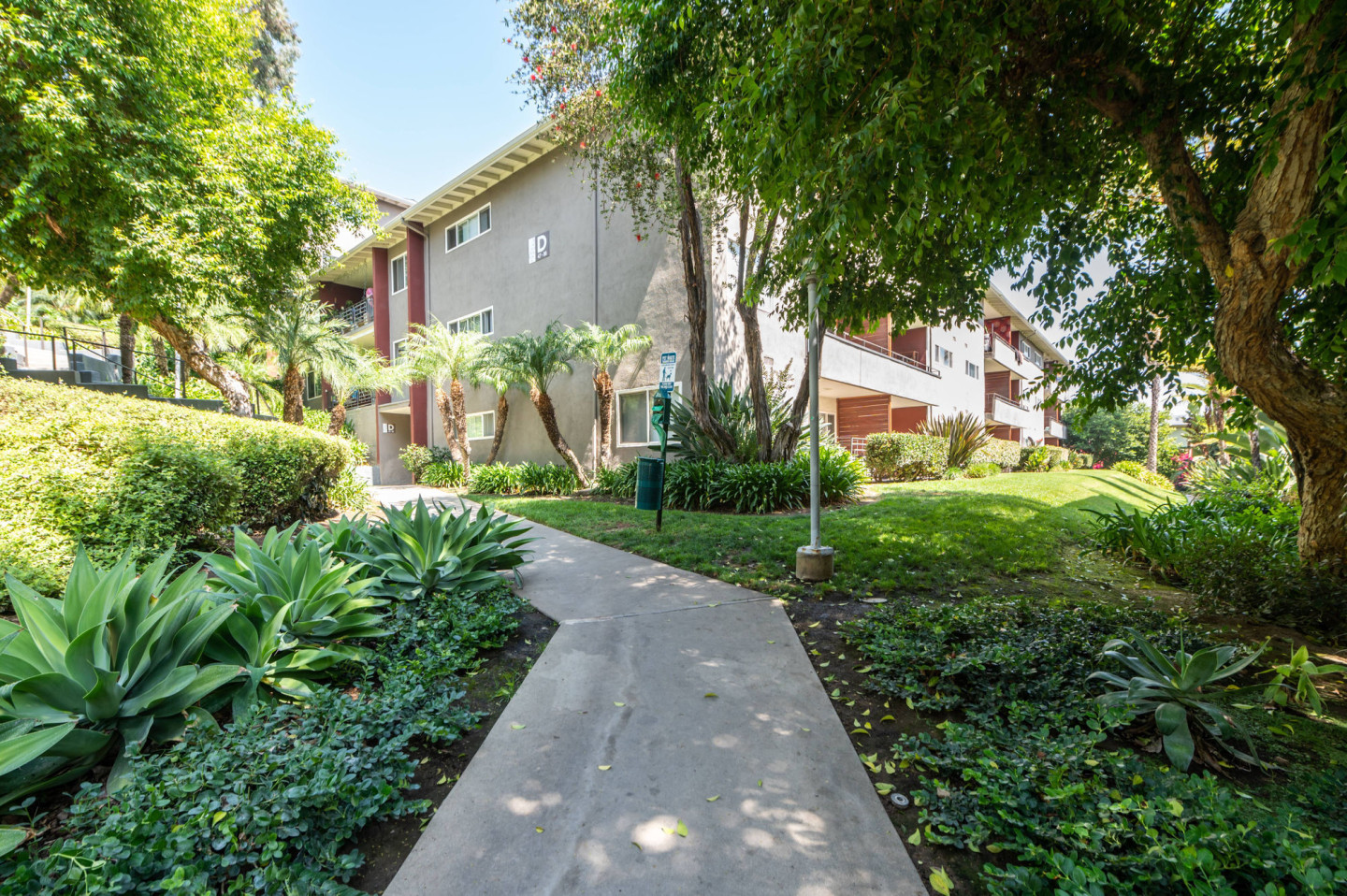 Emerald Hills Apartment Homes Image 2
