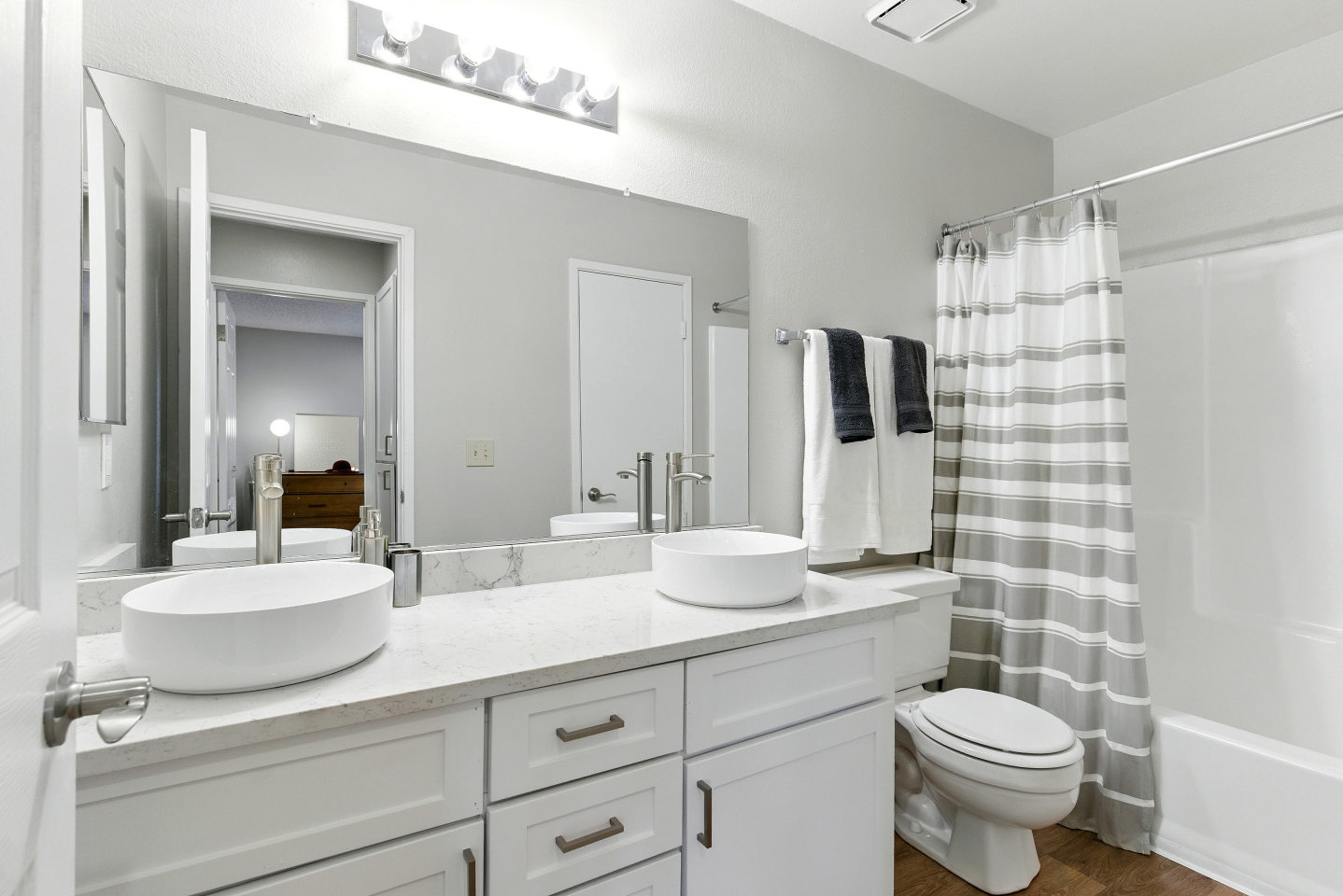 The Grove Luxury Apartments Image 41
