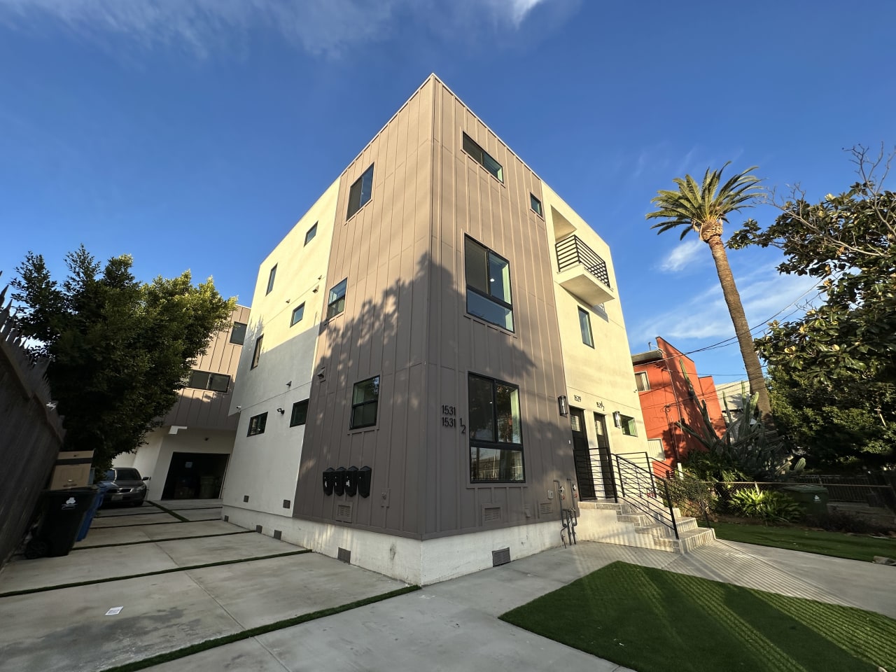 1529-1531 W 35th Pl - Co-Living Image 5