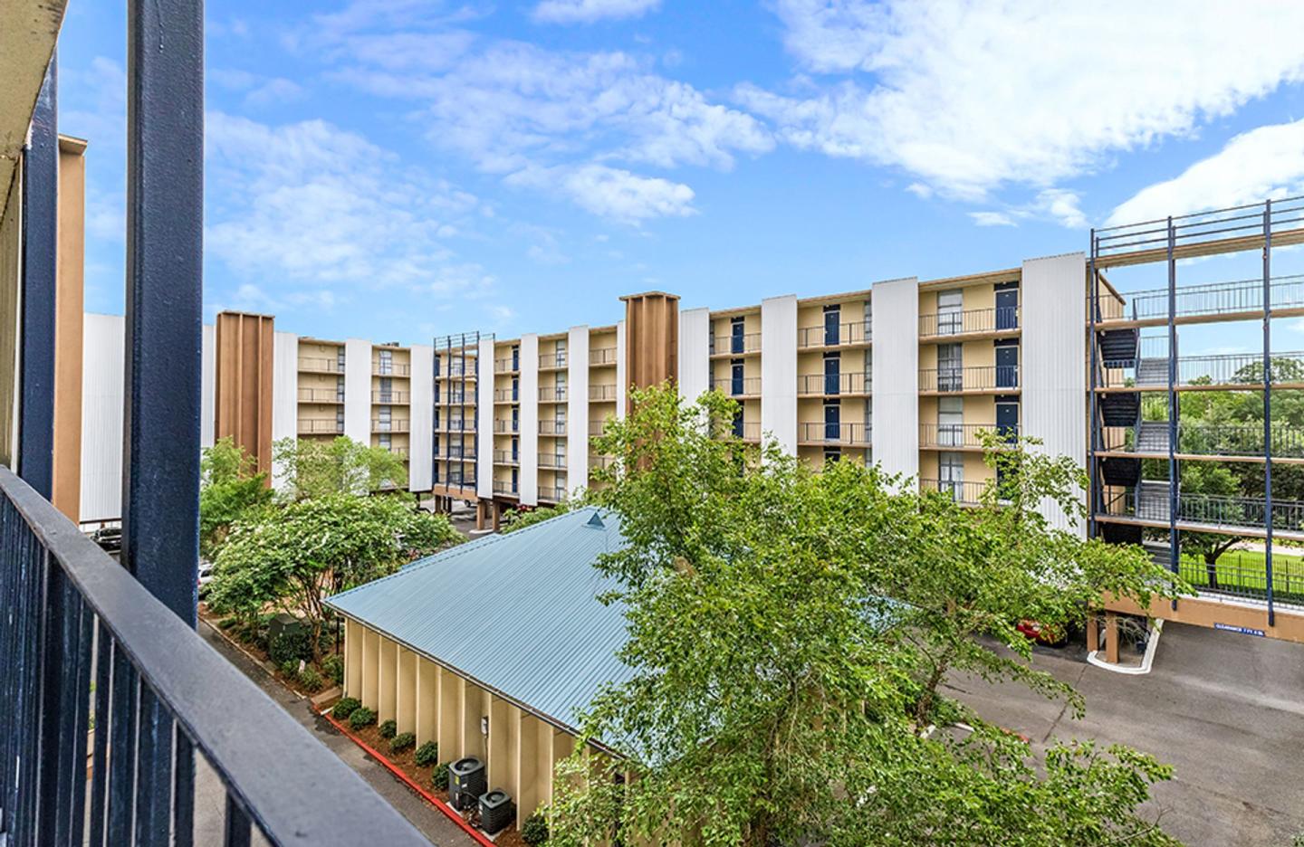 Lake Towers Apartments Image 16