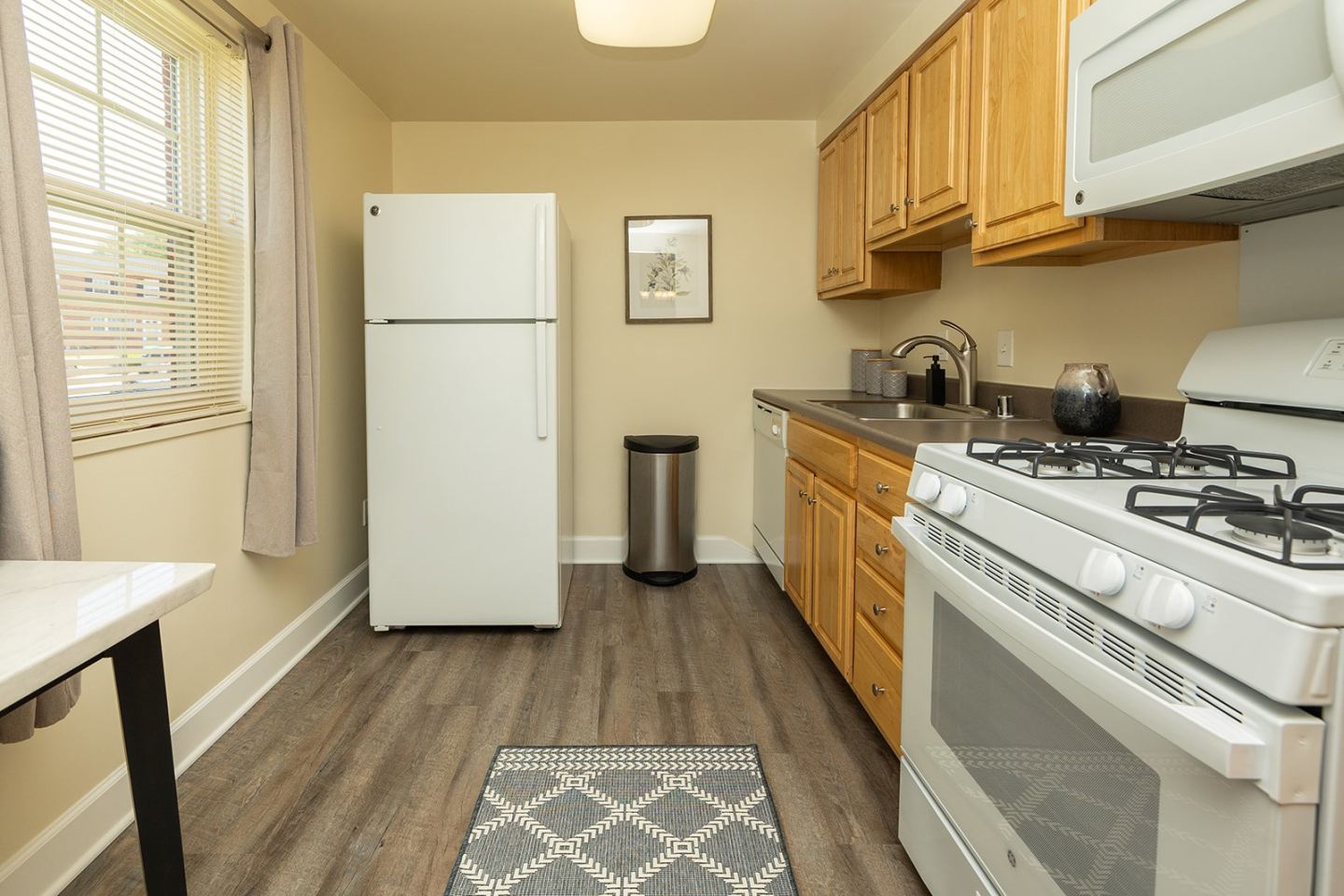 Colony Hill Apartments And Townhomes Image 2