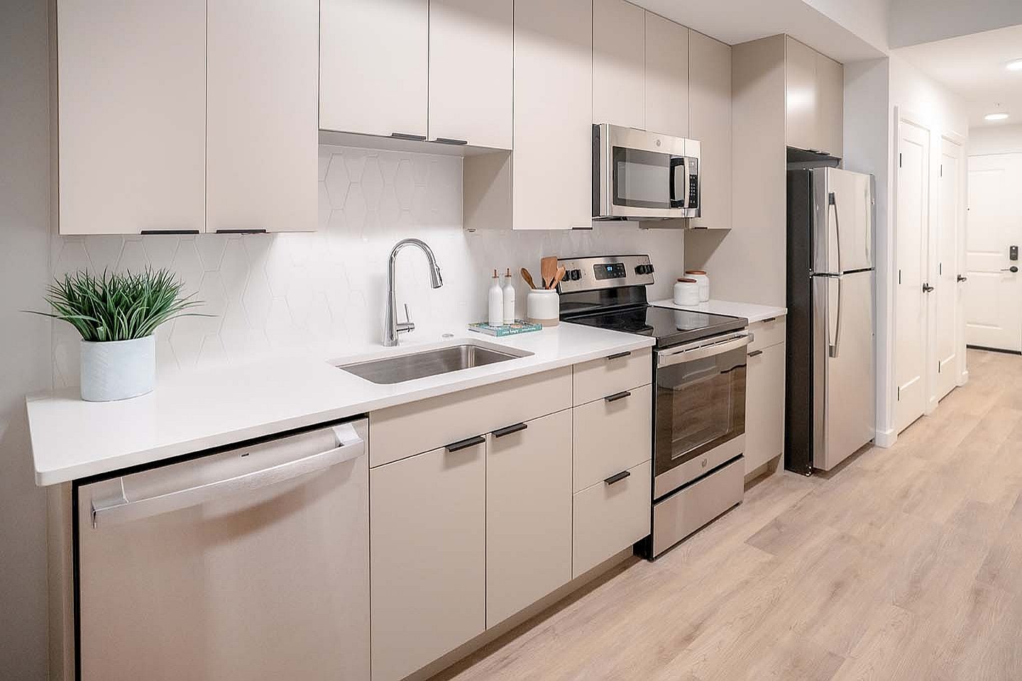 202 Queen Image 17