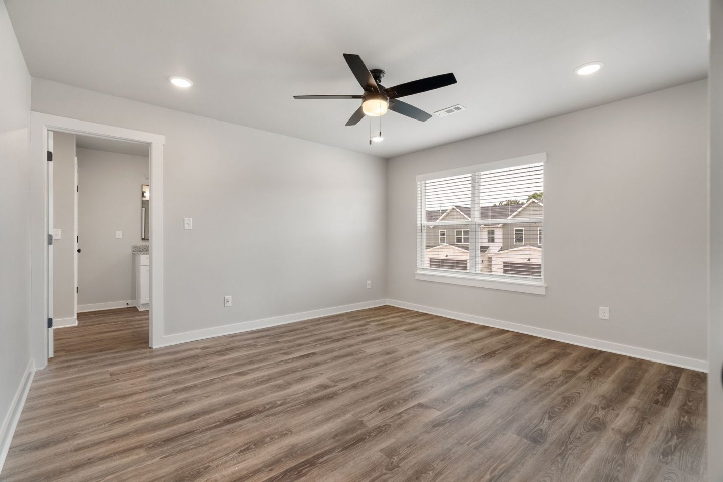 BIRDMASTER DRIVE RESIDENCES Image 17