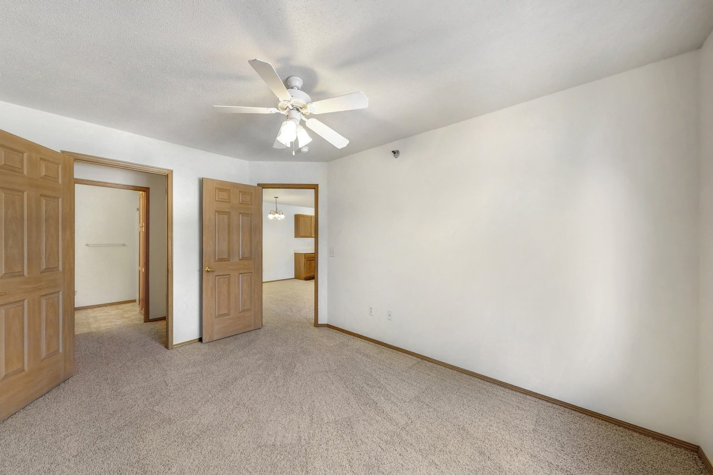 Platinum Valley Apartments Image 61