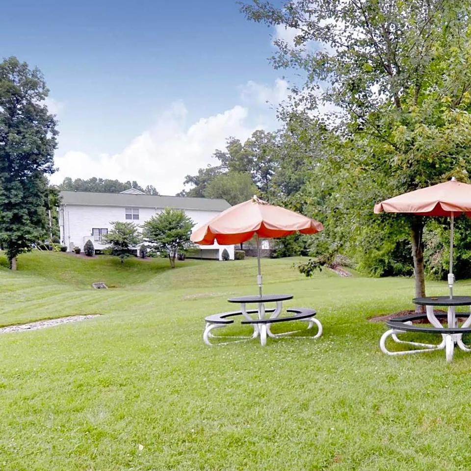 East Forest Park Image 5