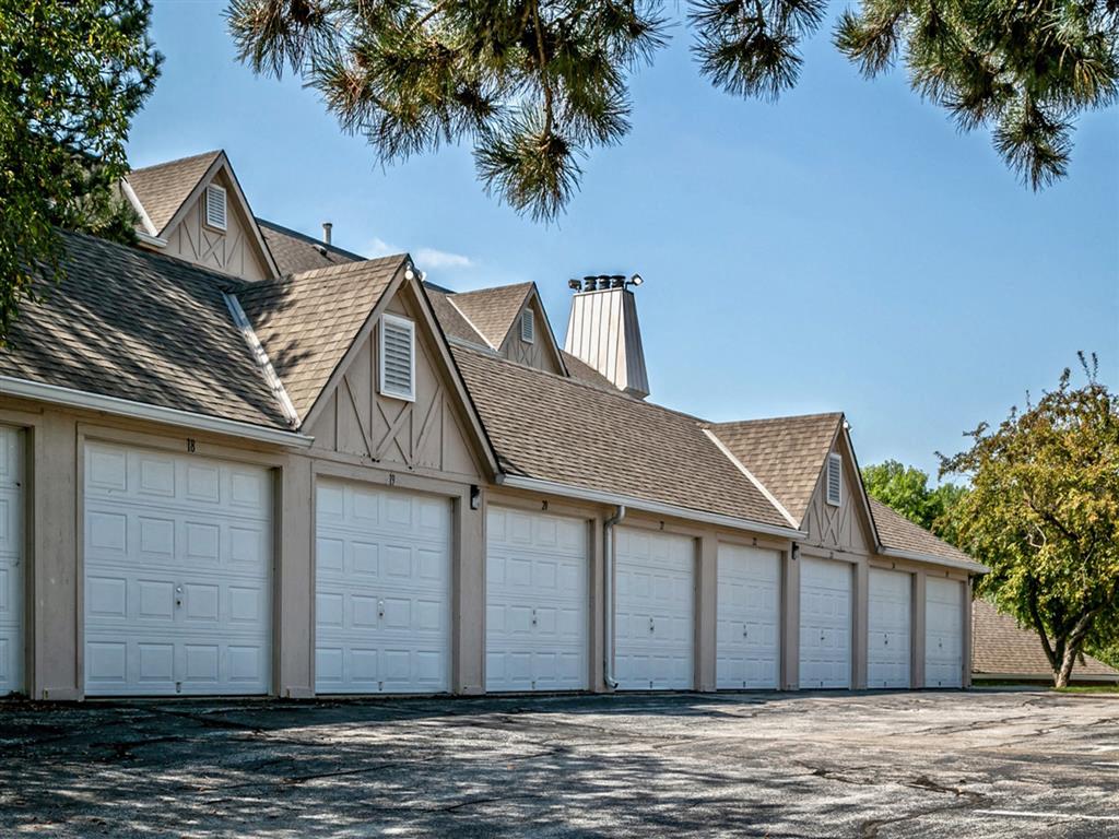 Edgewater Court Apartments Image 8
