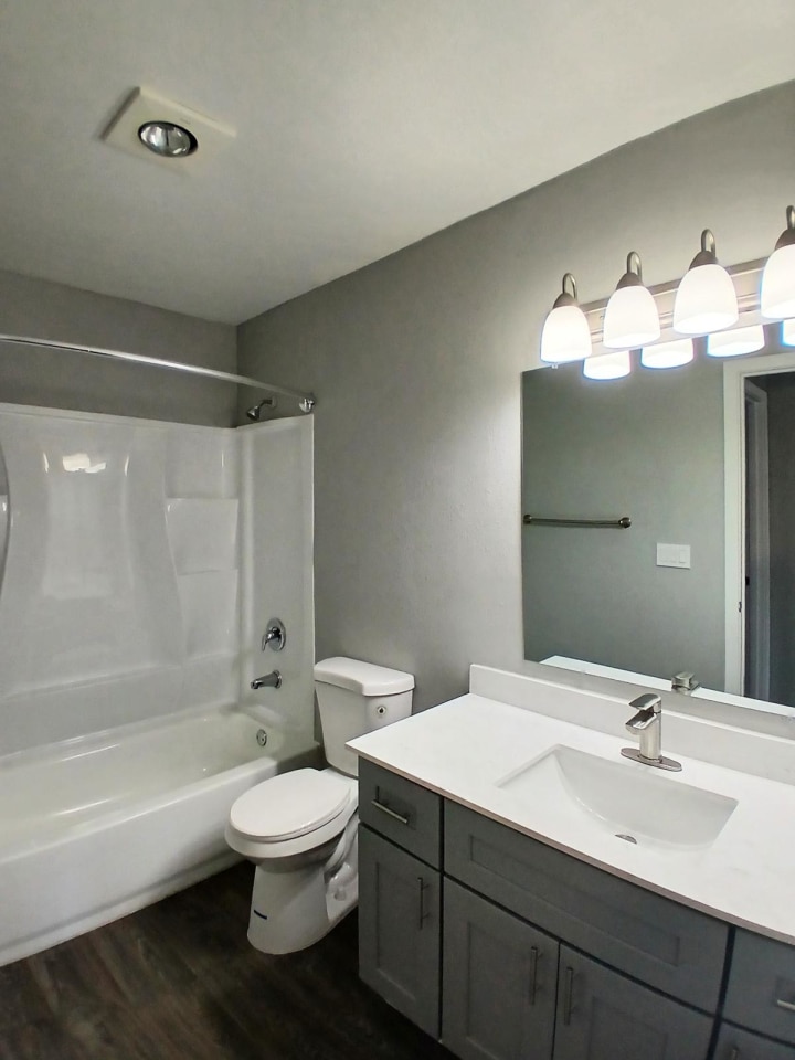 Phoenix Court Apartments Image 3