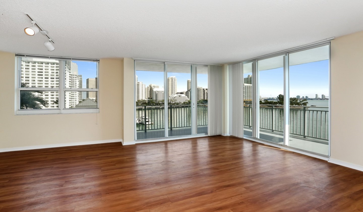 Yacht Club at Brickell Apartments Image 5