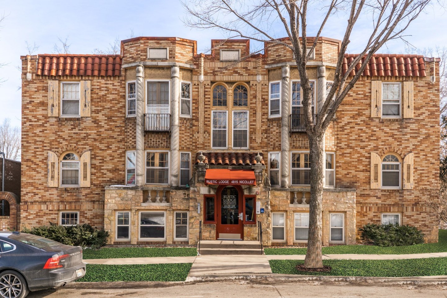 Rustic Lodge Apartments Image 17