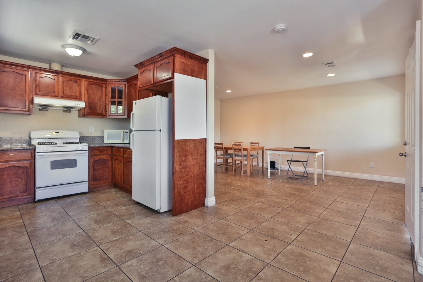 1374 W 35th Place - Co-Living Image 5