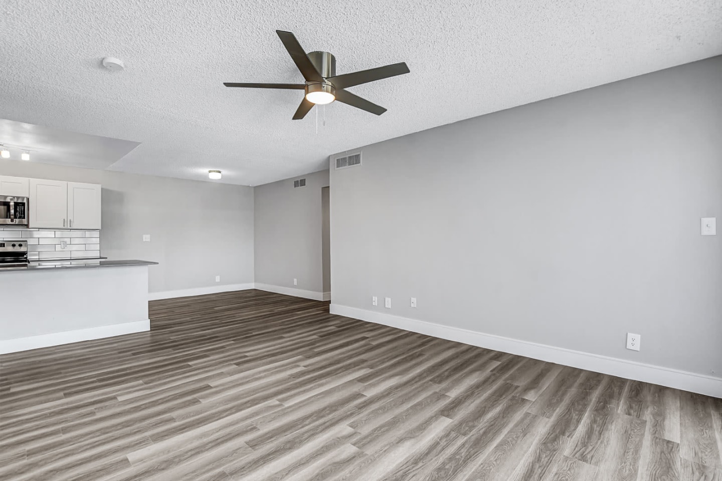 Tides at North Paradise Apartments Image 11