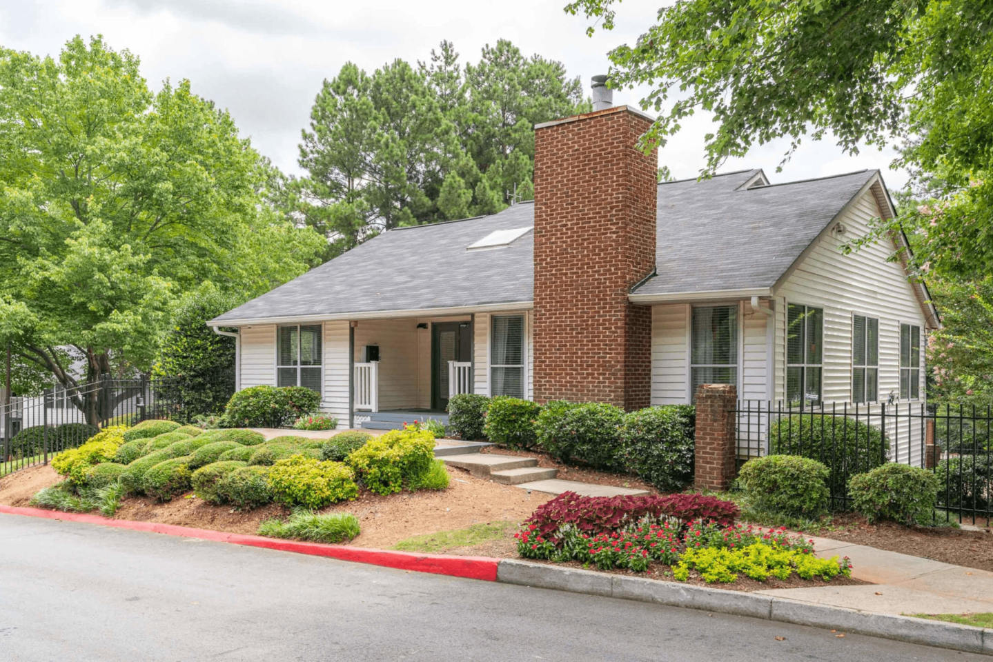 300 Riverside Apartment Homes Image 26