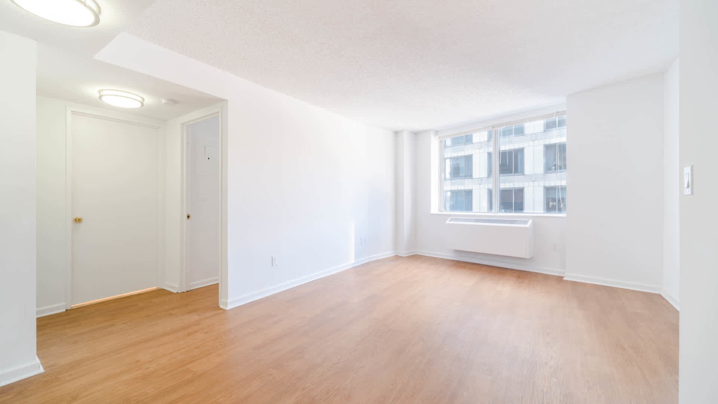 180 Riverside Boulevard Image 18