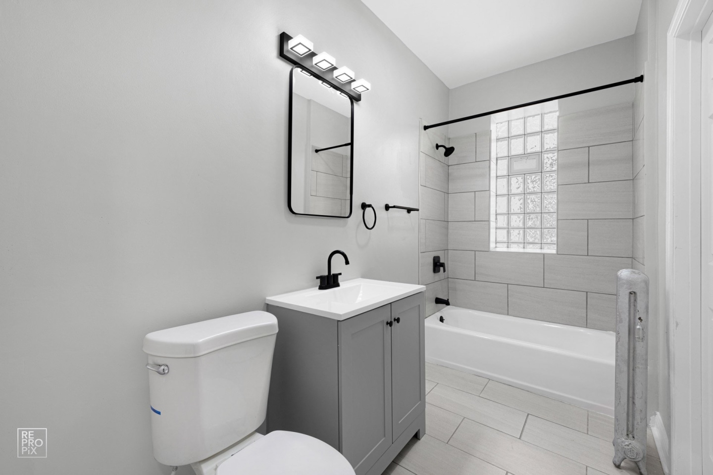 2826 E 76th Pl Image 3
