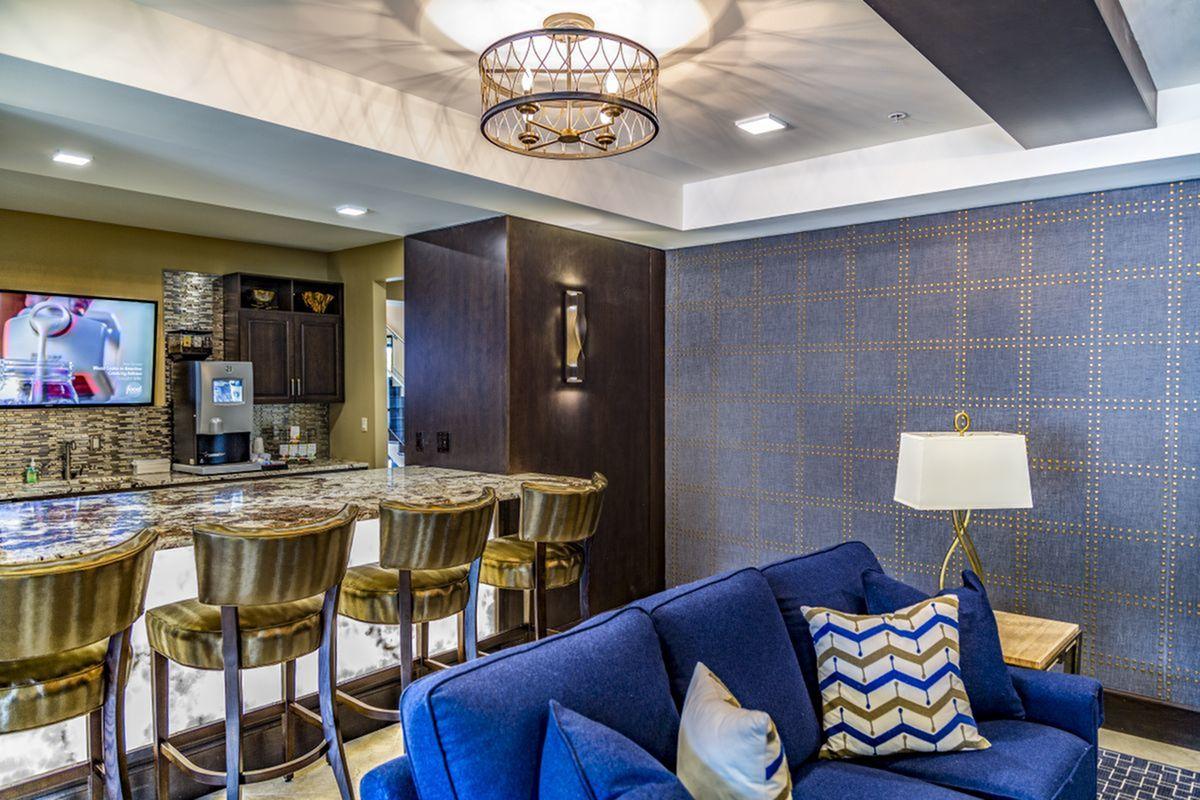 Alinea Town and Country Image 42