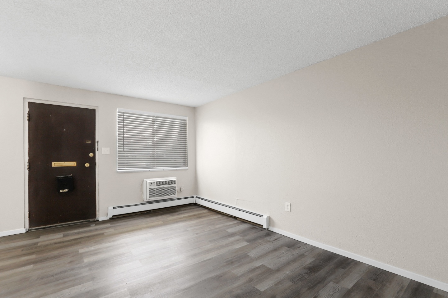 Royal Chateau Apartments Image 9