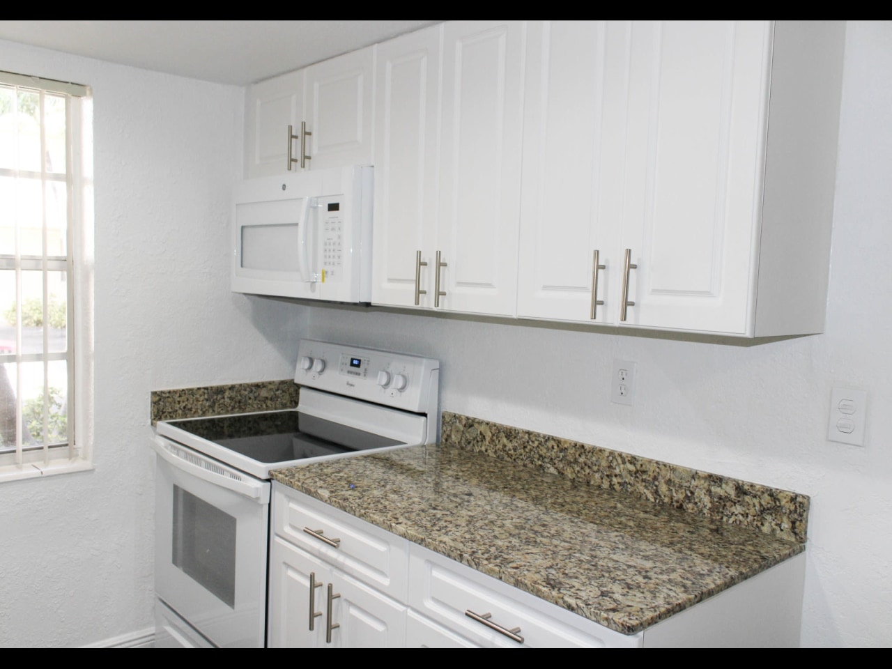 Las Brisas Gardens Image 10