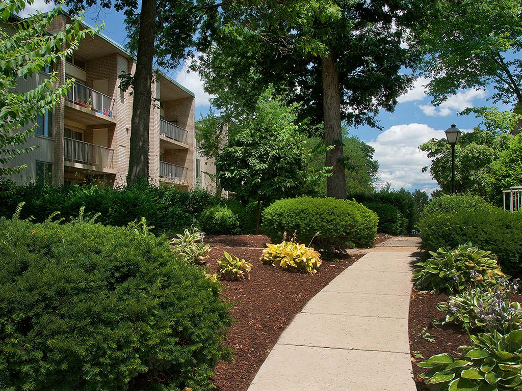 Tysons Glen and Devonshire Square Apartments & Townhomes Image 3