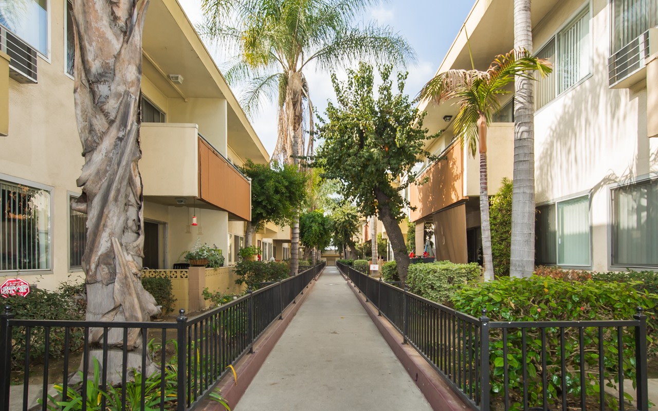 Las Palmas Apartments Image 9