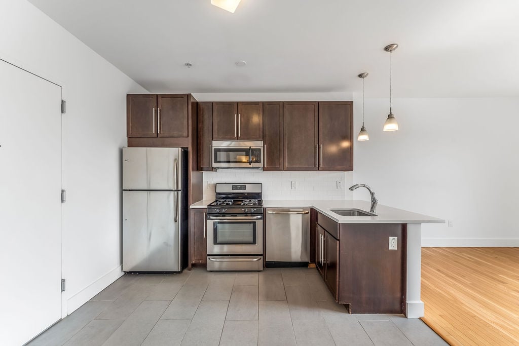 DVORA 366 West Side Image 6
